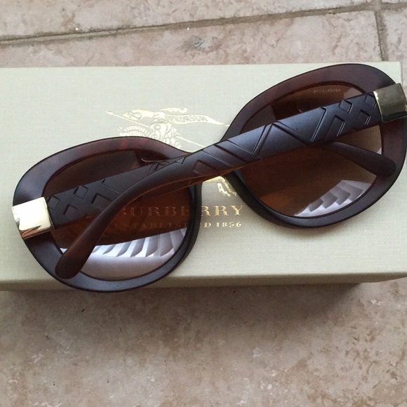 Burberry dark red sunglasses - Picture 9 of 13